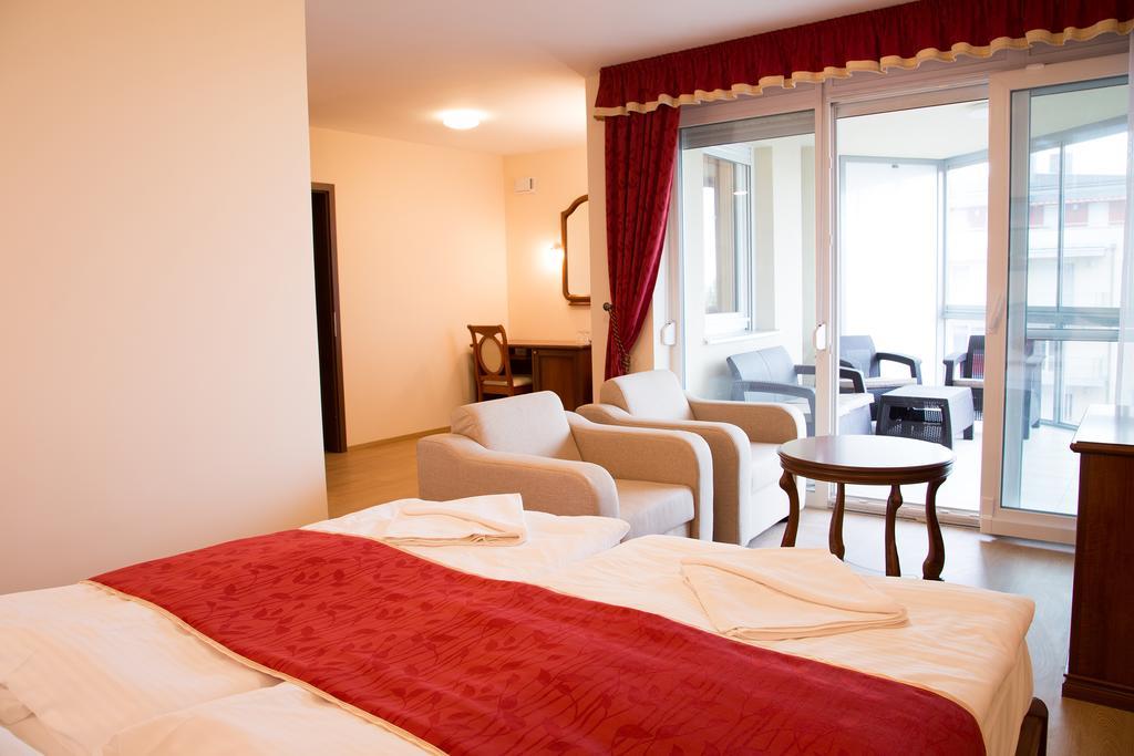 Luxury Hotel Siófok Quarto foto