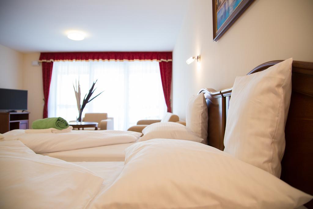 Luxury Hotel Siófok Quarto foto